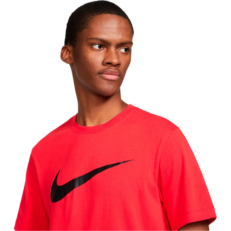 camiseta-nike-sportswear-icon-swoosh-university-red-black-2