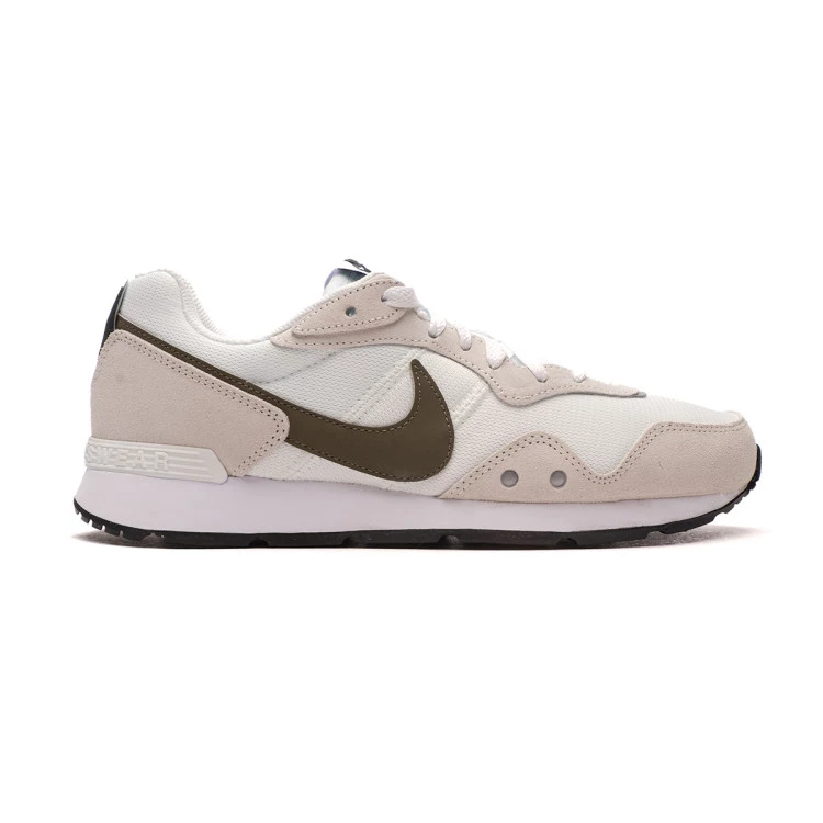 zapatilla-nike-venture-runner-summit-white-med-olive-1