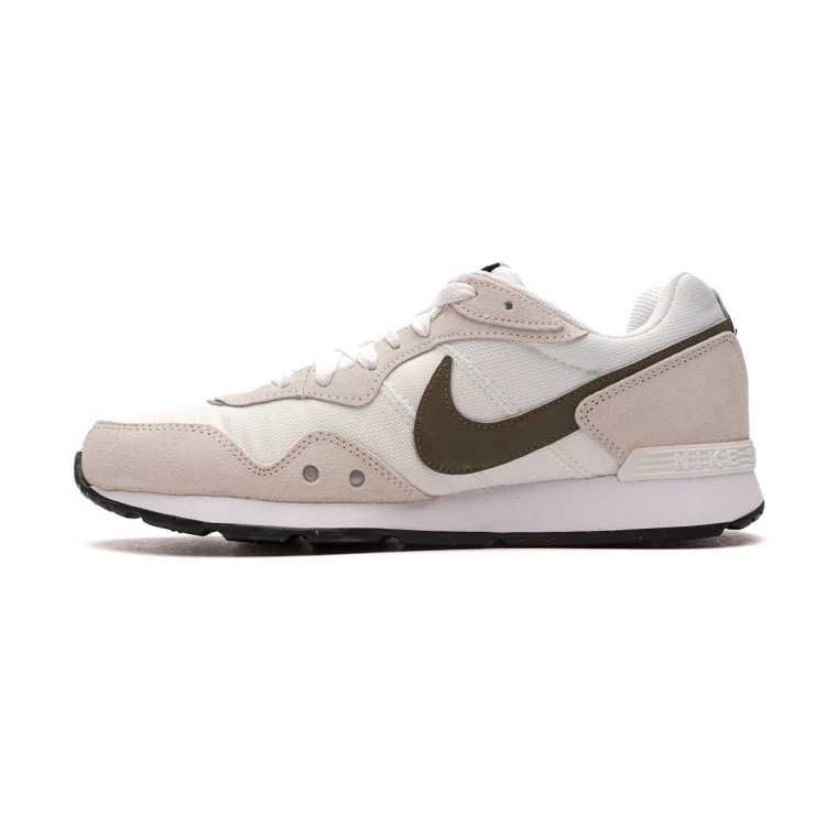 zapatilla-nike-venture-runner-summit-white-med-olive-2