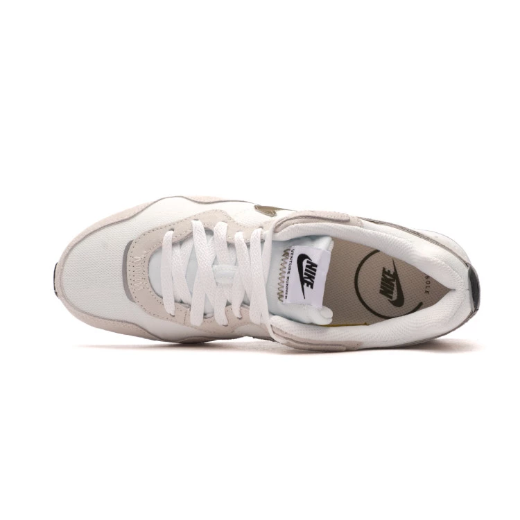 zapatilla-nike-venture-runner-summit-white-med-olive-4