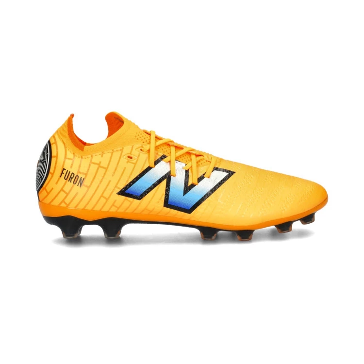 bota-new-balance-furon-pro-ag-v7-white-gold-met.-white-1