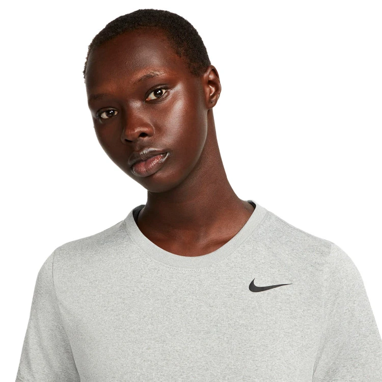 camiseta-nike-dri-fit-mujer-tumbled-grey-flt-silver-htr-black-2