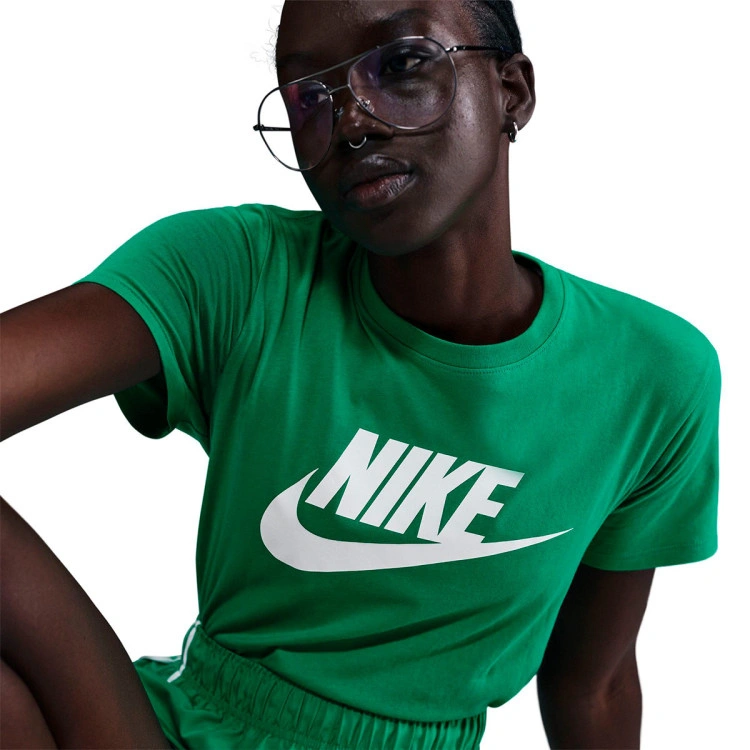 camiseta-nike-sportswear-essentials-mujer-stadium-green-2