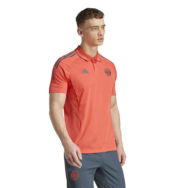 polo-adidas-fc-bayern-fanswear-2025-2026-easy-coral-2