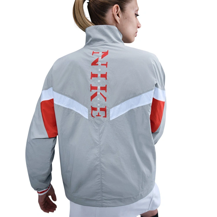 chaqueta-nike-sportswear-woven-mujer-wolf-grey-lt-crimson-wolf-grey-3