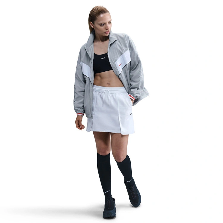 chaqueta-nike-sportswear-woven-mujer-wolf-grey-lt-crimson-wolf-grey-5
