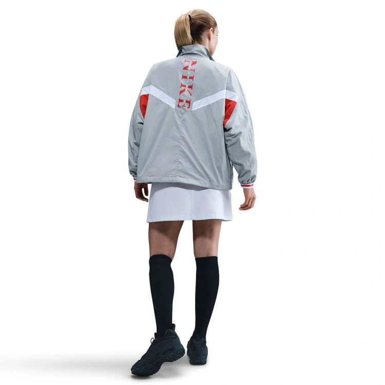 chaqueta-nike-sportswear-woven-mujer-wolf-grey-lt-crimson-wolf-grey-6