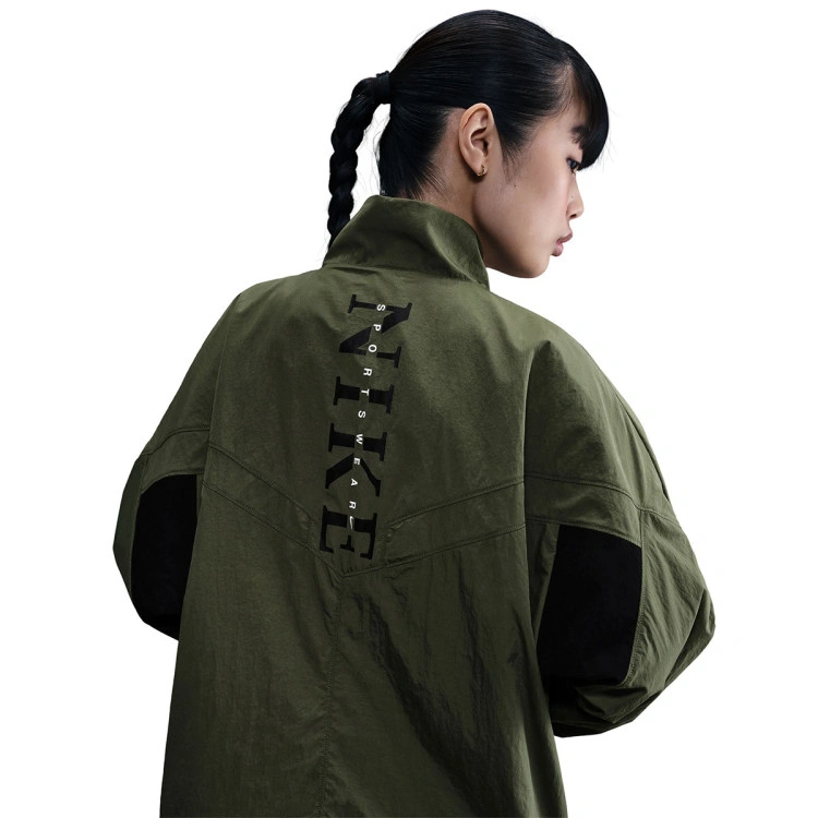 chaqueta-nike-sportswear-woven-mujer-medium-olive-black-black-4