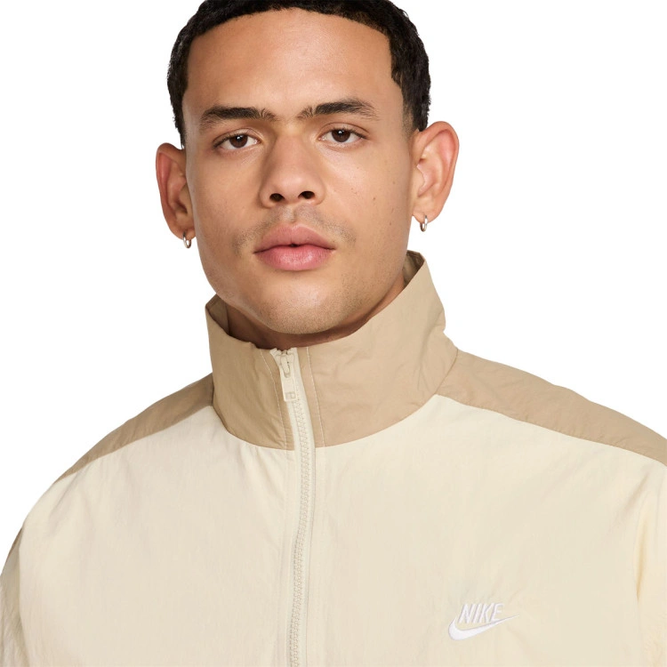 chaqueta-nike-club-woven-lt-khaki-parachute-beige-sail-white-2