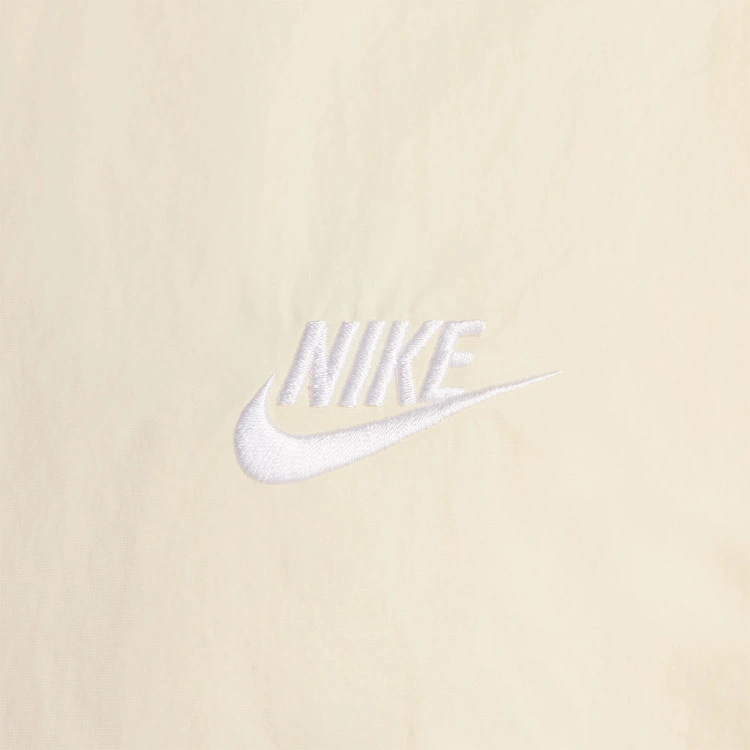 chaqueta-nike-club-woven-lt-khaki-parachute-beige-sail-white-3
