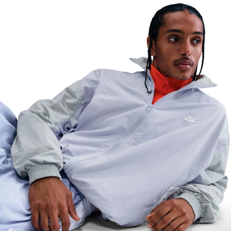 chaqueta-nike-club-woven-ghost-lt-smoke-grey-white-white-2