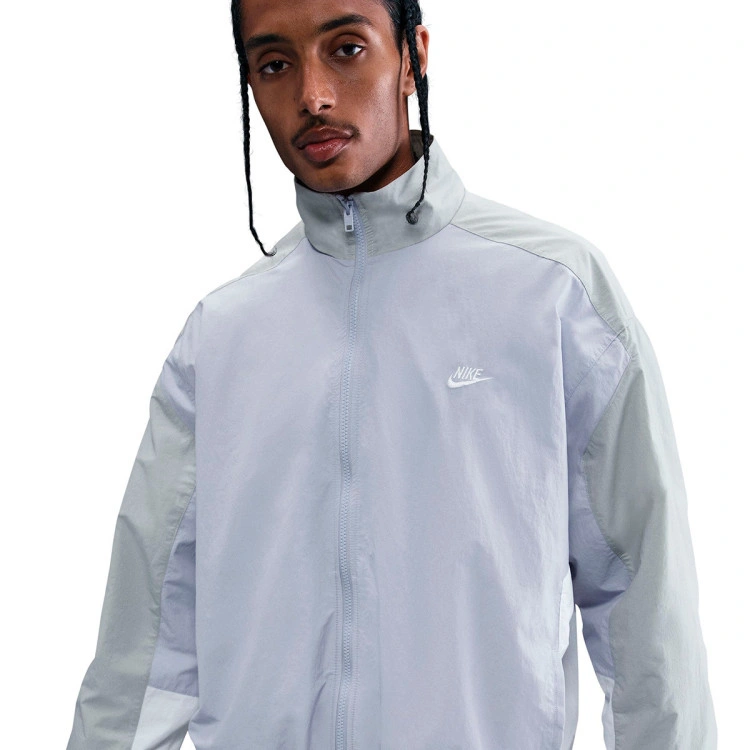 chaqueta-nike-club-woven-ghost-lt-smoke-grey-white-white-4