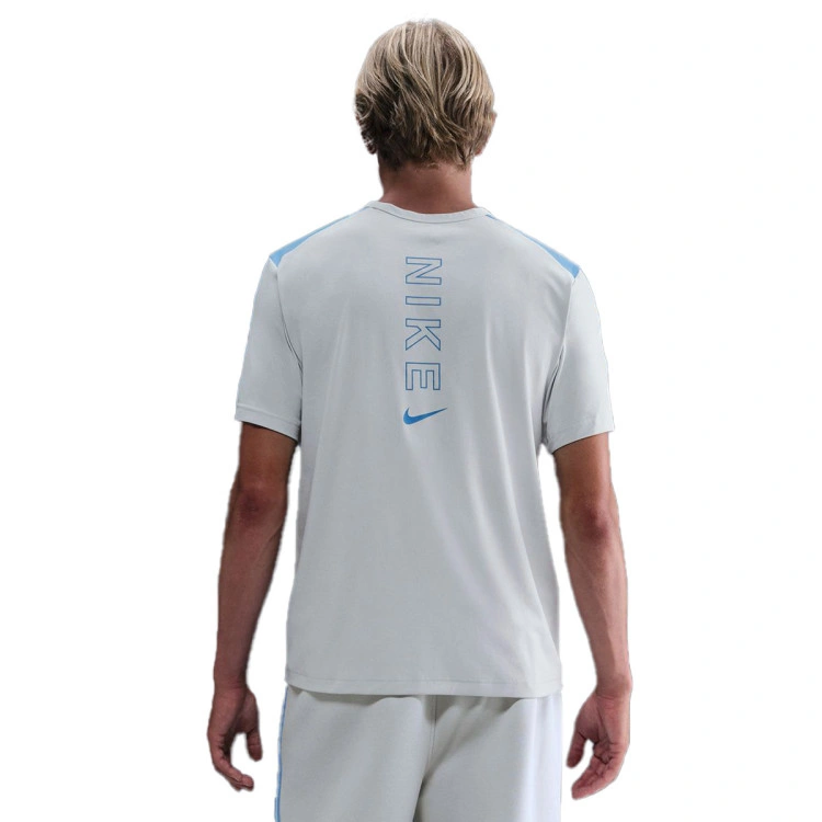 camiseta-nike-sportswear-dri-fit-photon-dust-university-blue-1