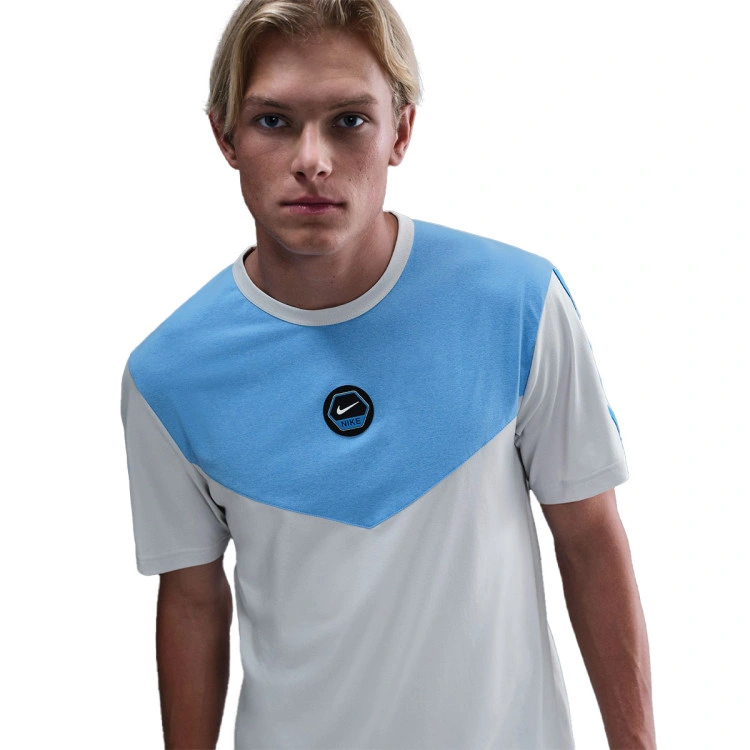 camiseta-nike-sportswear-dri-fit-photon-dust-university-blue-2