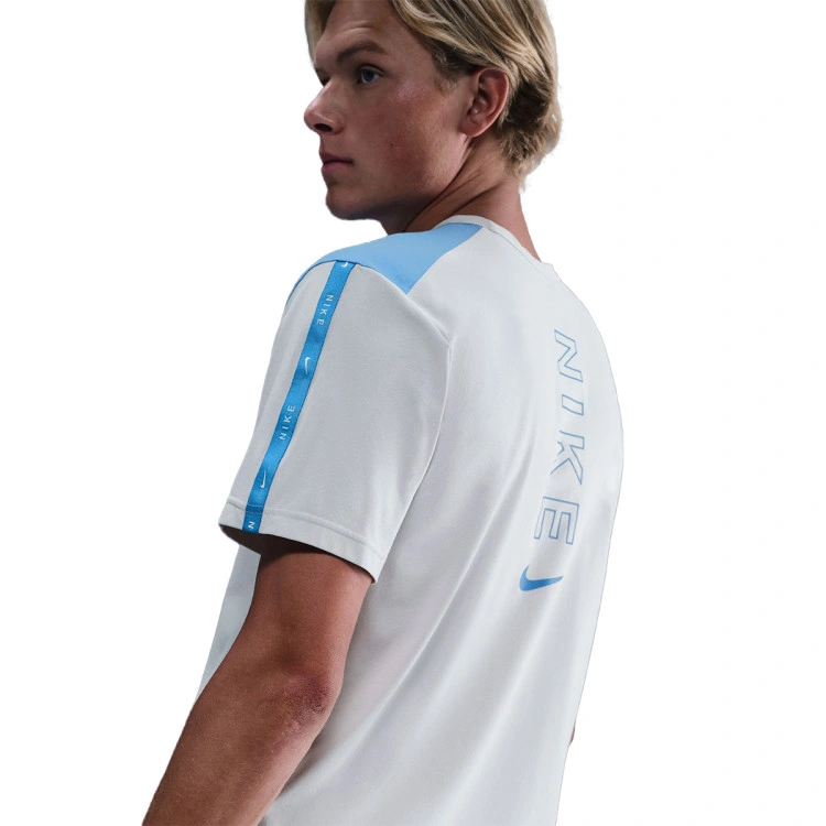 camiseta-nike-sportswear-dri-fit-photon-dust-university-blue-3