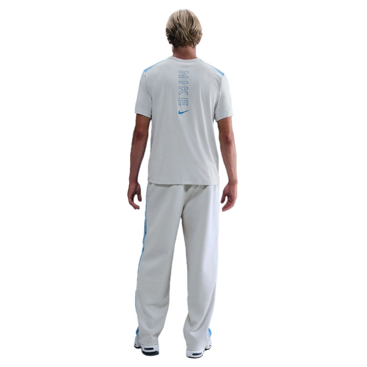 camiseta-nike-sportswear-dri-fit-photon-dust-university-blue-6