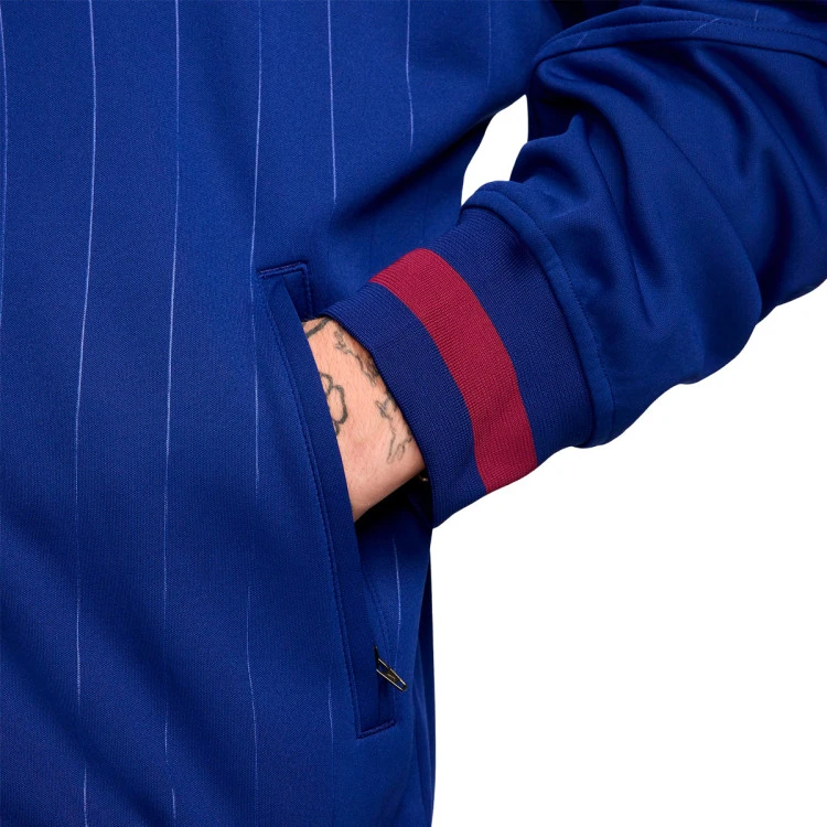 chaqueta-nike-fc-barcelona-pre-match-2025-2026-deep-royal-blue-noble-red-midwest-gold-2