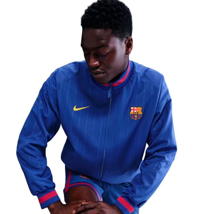 chaqueta-nike-fc-barcelona-pre-match-2025-2026-deep-royal-blue-noble-red-midwest-gold-4