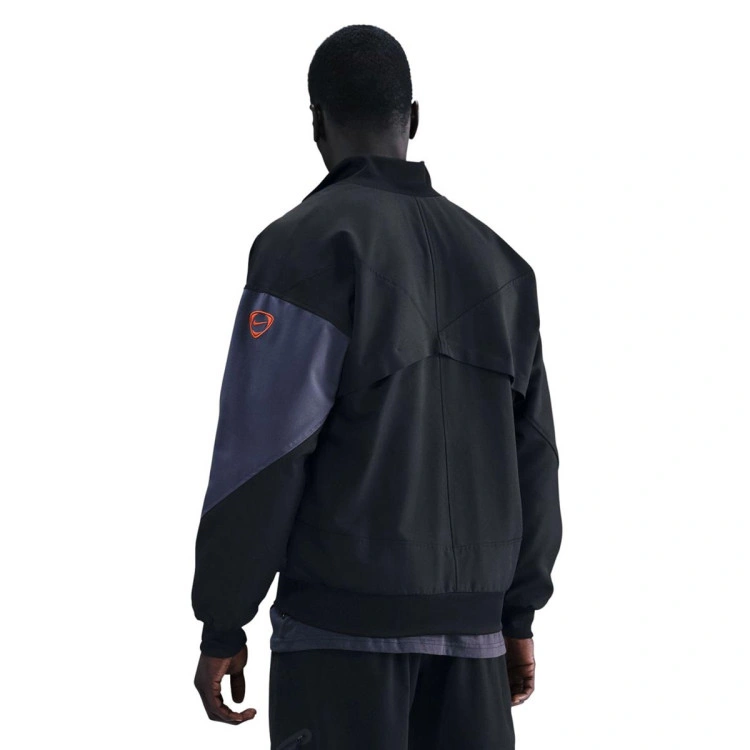 chaqueta-nike-inter-milan-pre-match-2025-2026-black-thunder-blue-safety-orange-1