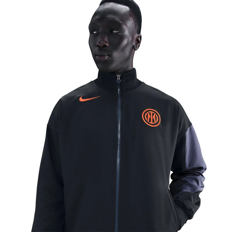 chaqueta-nike-inter-milan-pre-match-2025-2026-black-thunder-blue-safety-orange-2