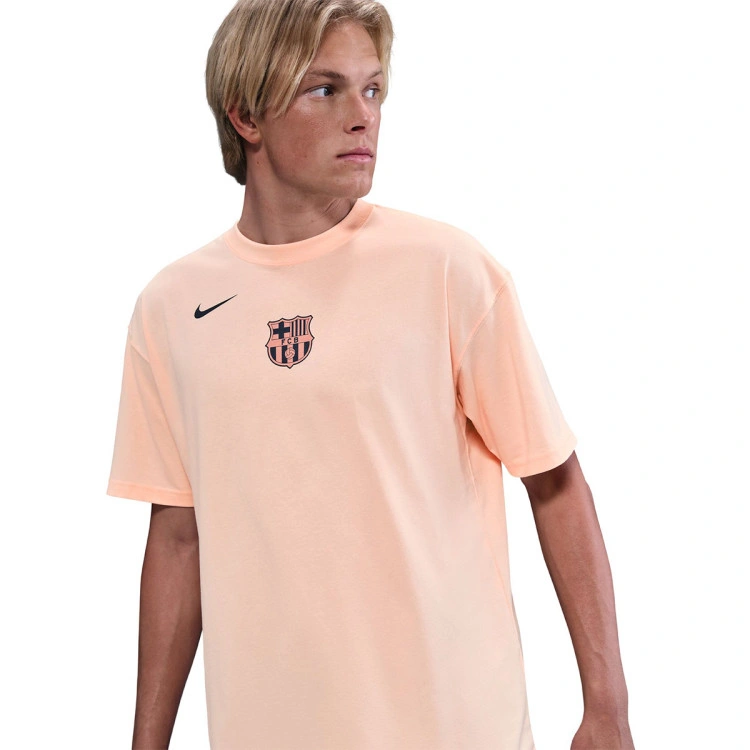 camiseta-nike-fc-barcelona-fanswear-2025-2026-crimson-tint-2