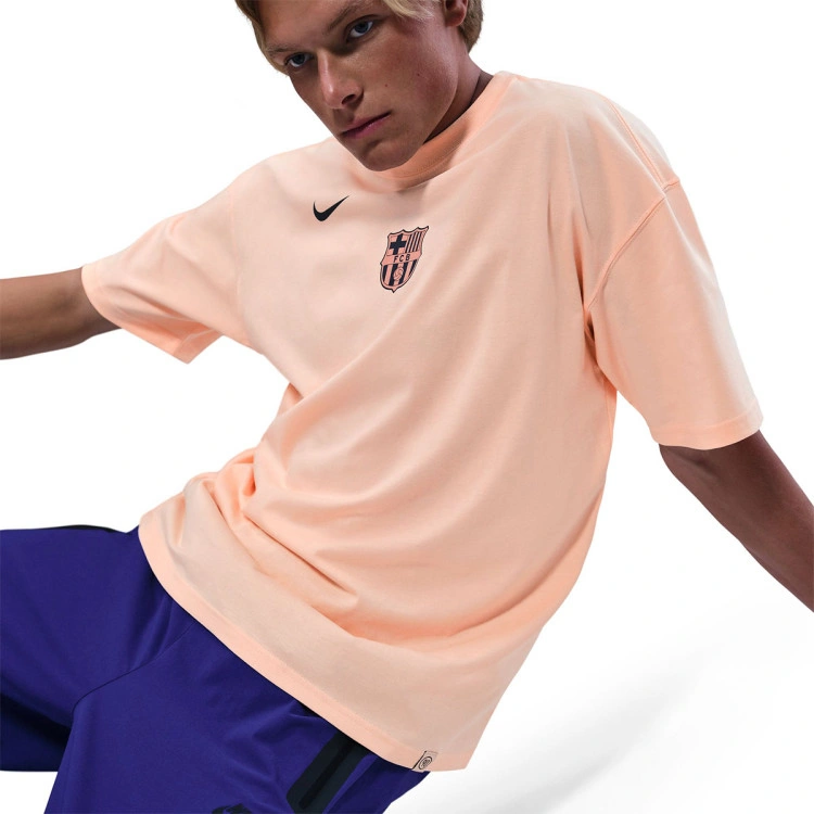 camiseta-nike-fc-barcelona-fanswear-2025-2026-crimson-tint-4