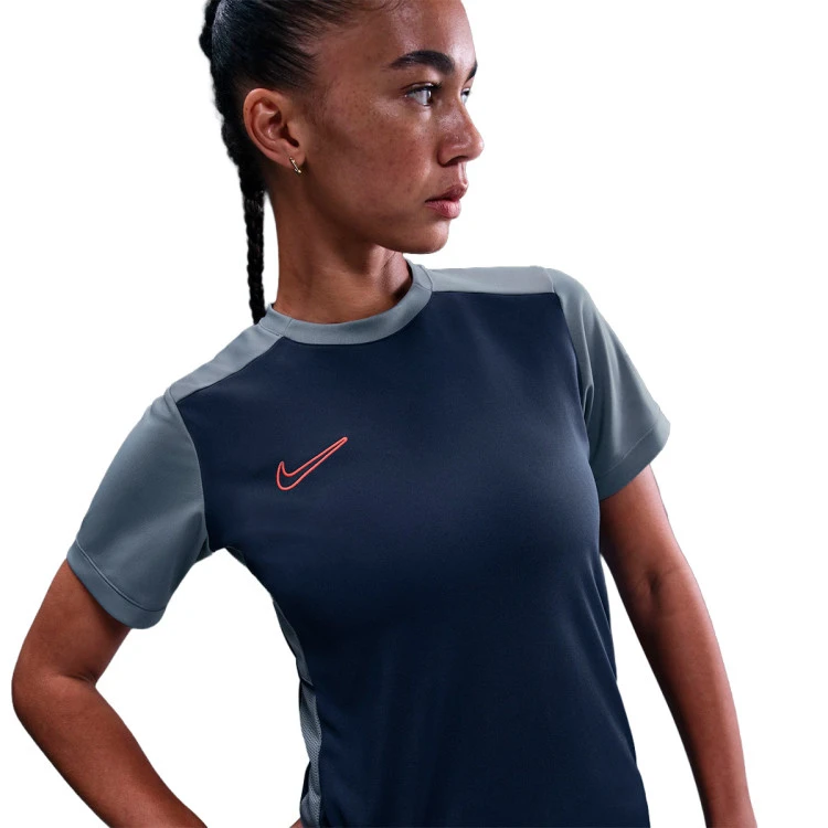 camiseta-nike-academy-25-mujer-thunder-blue-cool-grey-bright-crimson-2