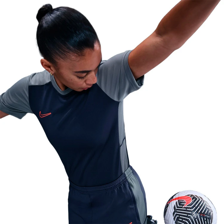 camiseta-nike-academy-25-mujer-thunder-blue-cool-grey-bright-crimson-4