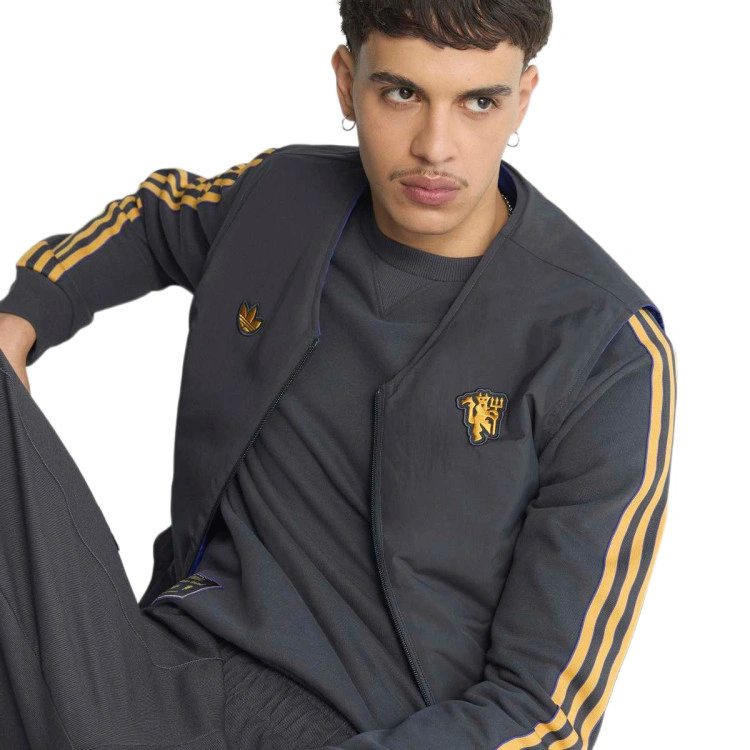 chaleco-adidas-manchester-united-icons-fanswear-2025-2026-utility-black-semi-night-flash-3
