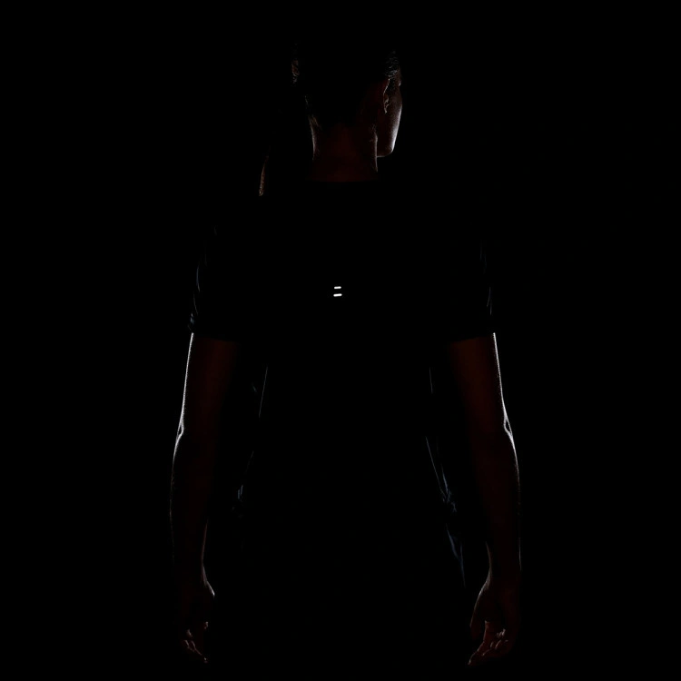 camiseta-nike-tempo-swoosh-mujer-black-white-4