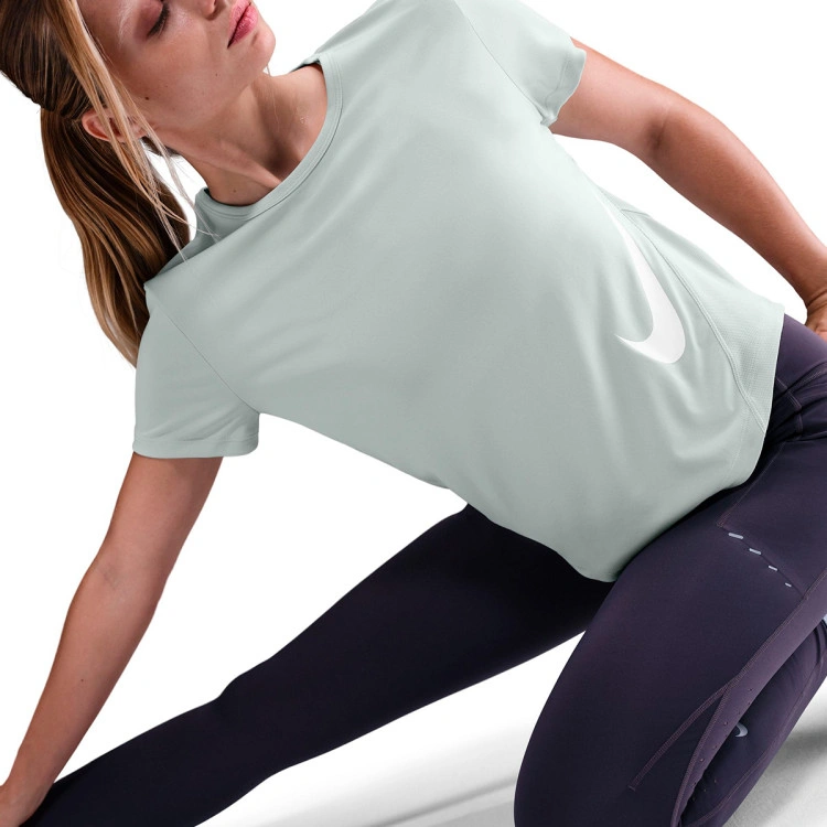 camiseta-nike-tempo-swoosh-mujer-light-silver-white-2