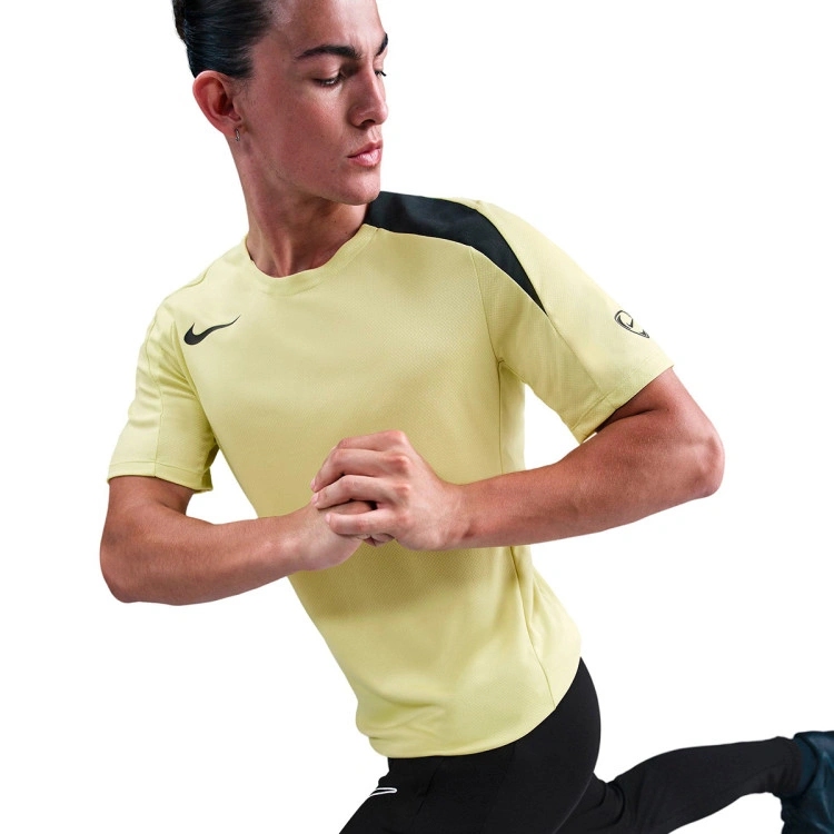 camiseta-nike-training-total-90-drifit-limelightlimelightseaweed-2