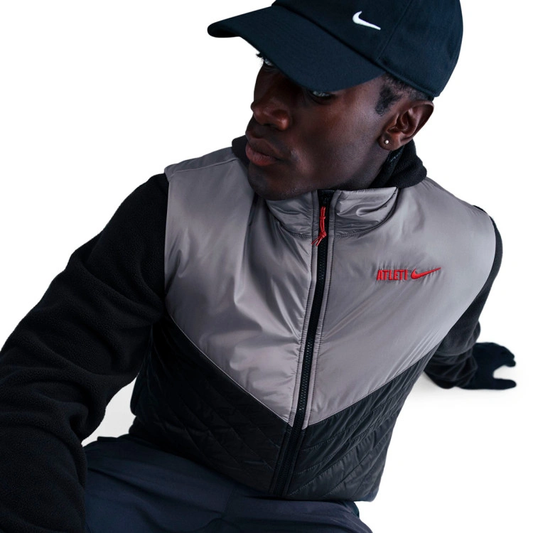 chaleco-nike-atletico-madrid-fanswear-2025-2026-black-smoke-grey-sport-red-2
