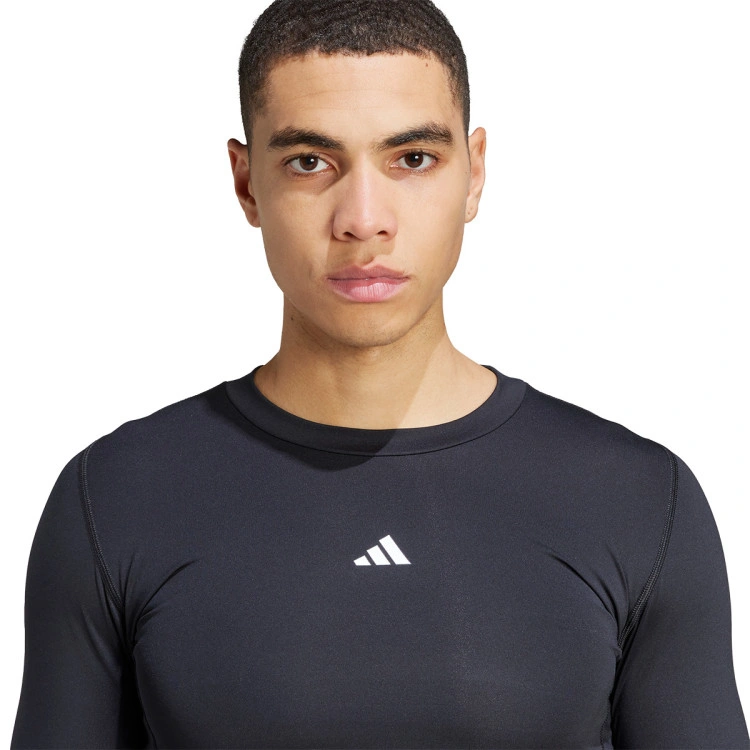 camiseta-adidas-techfit-black-3