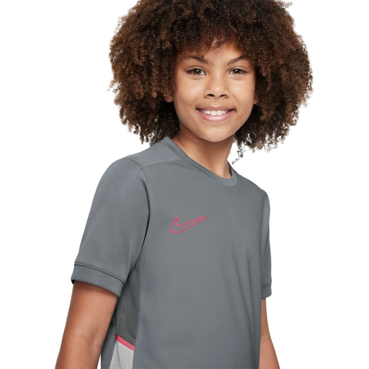 camiseta-nike-academy-25-nino-smoke-grey-white-hot-punch-hot-punch-2