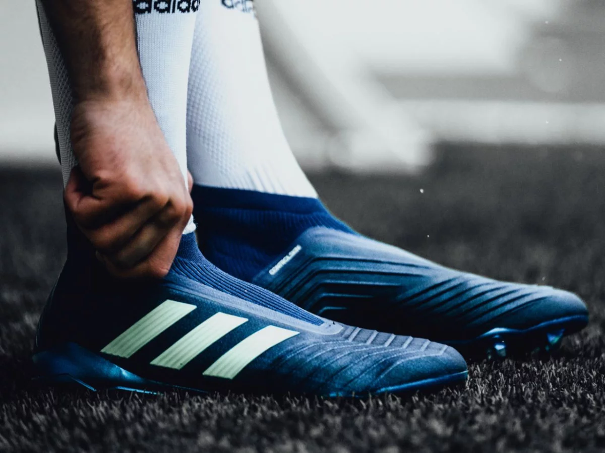 post card blog-botas-predator-sin-cordones-azul.webp