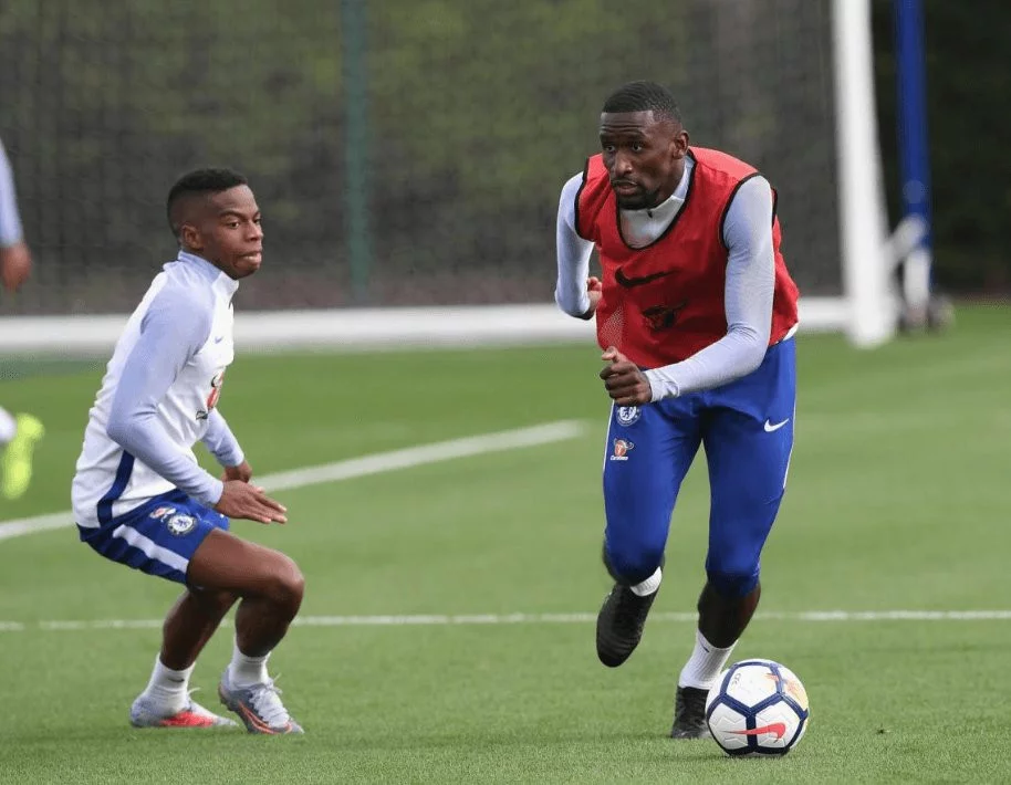 post card blog-botas-jugadores-veloces-rudiger.webp