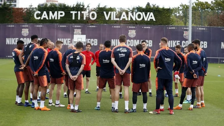 post card blog-botas-busquets-blackout-lejos.webp