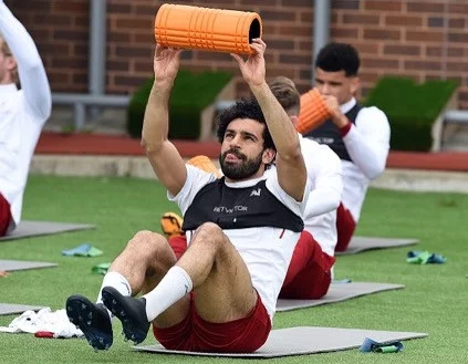 post card blog-botas-negras-salah-perfil.webp