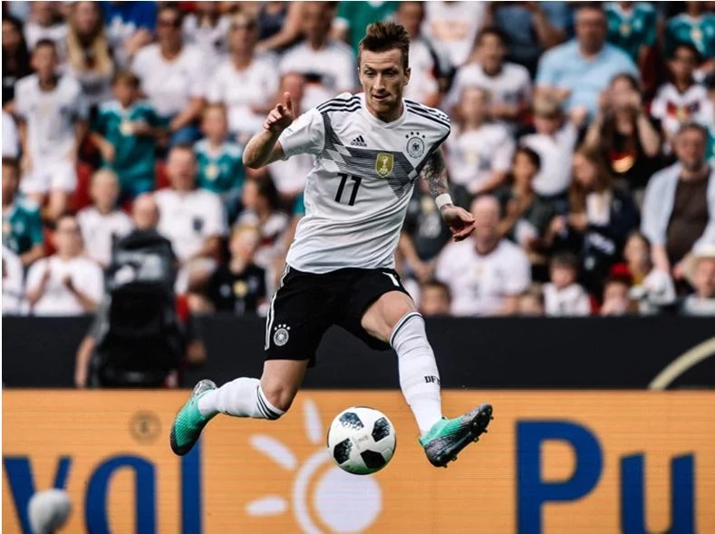 post card blog-marco-reus-botas-sin-cordones-campo-2.webp