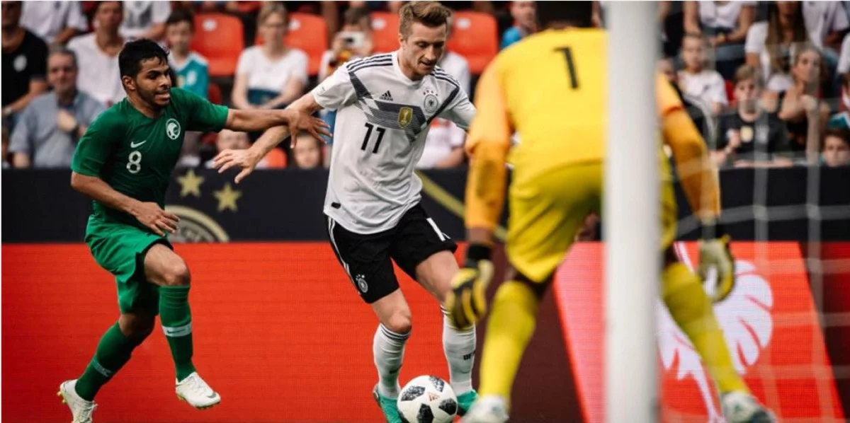 post card blog-marco-reus-botas-sin-cordones-campo.webp