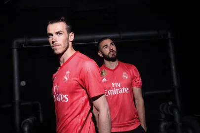 Blog-camiseta-roja-real-madrid-parley-bale-benzema.webp