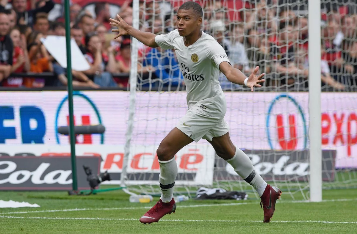 post card Post-Botas-Mbappe-00.webp