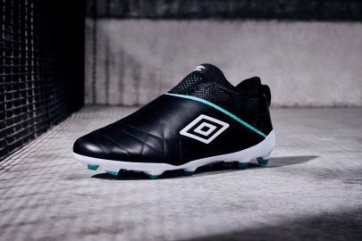 UMBRO SURPREND TOUT LE MONDE AVEC SES PREMIERES CHAUSSURES SANS LACET