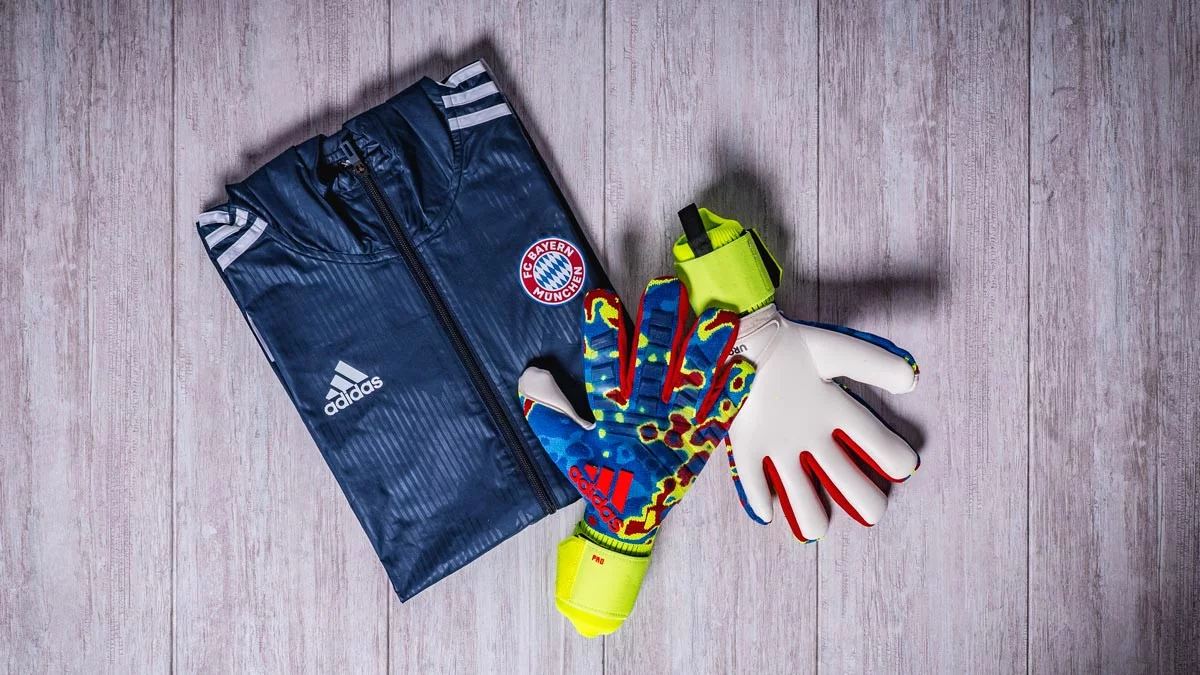 post card Post-Guantes-Manuel-Neuer-3.webp