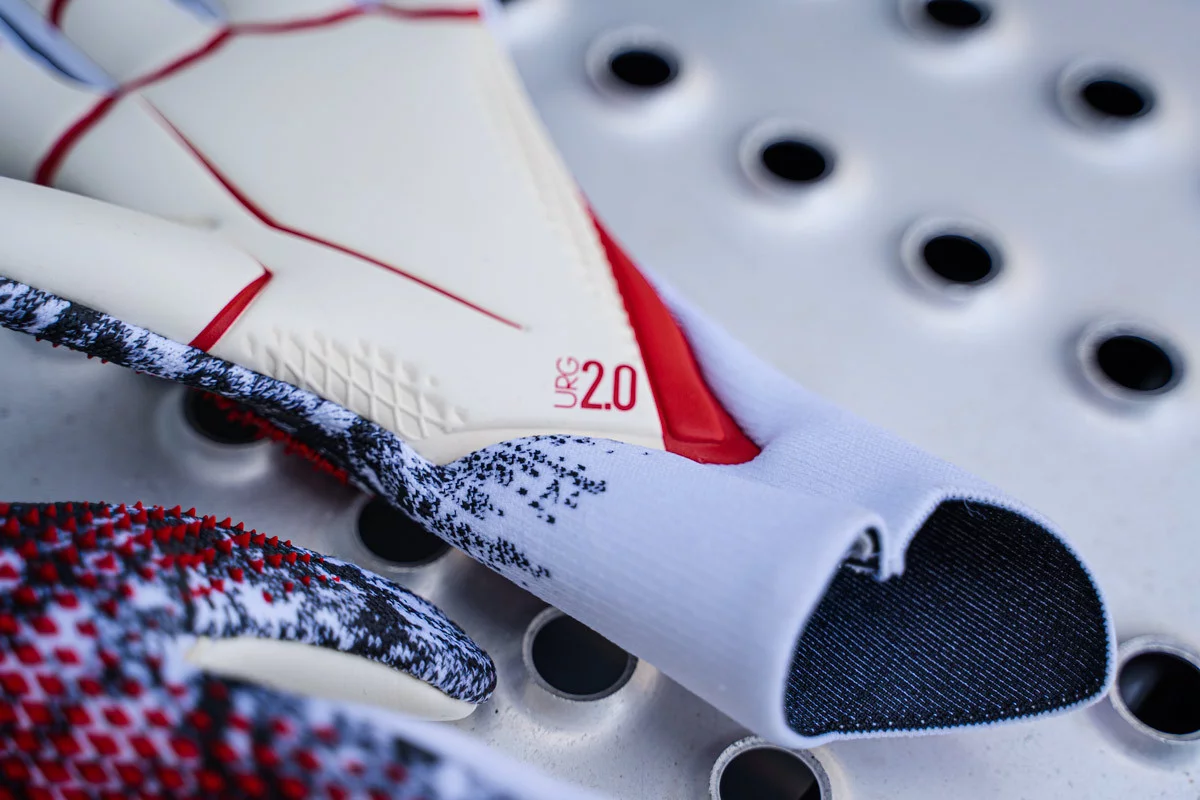 post card post-guantes-Manuel-Neuer-1.webp