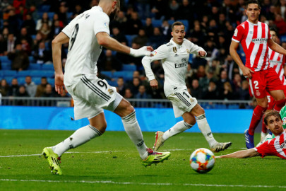 RAKITIC, DENIS SUAREZ, BENZEMA AVEC DES ANCIENNES CHAUSSURES DE FOOT