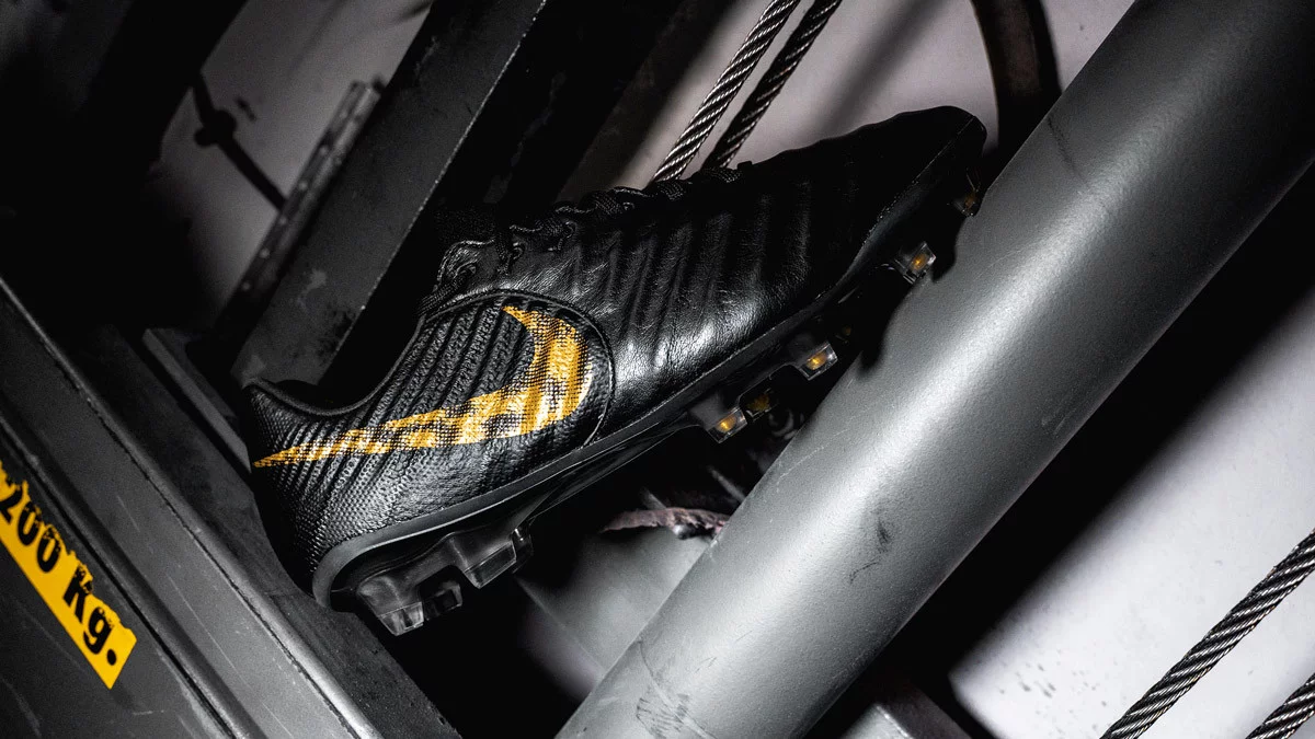 post card botas_futbol_nike_black_lux_Tiempo.webp