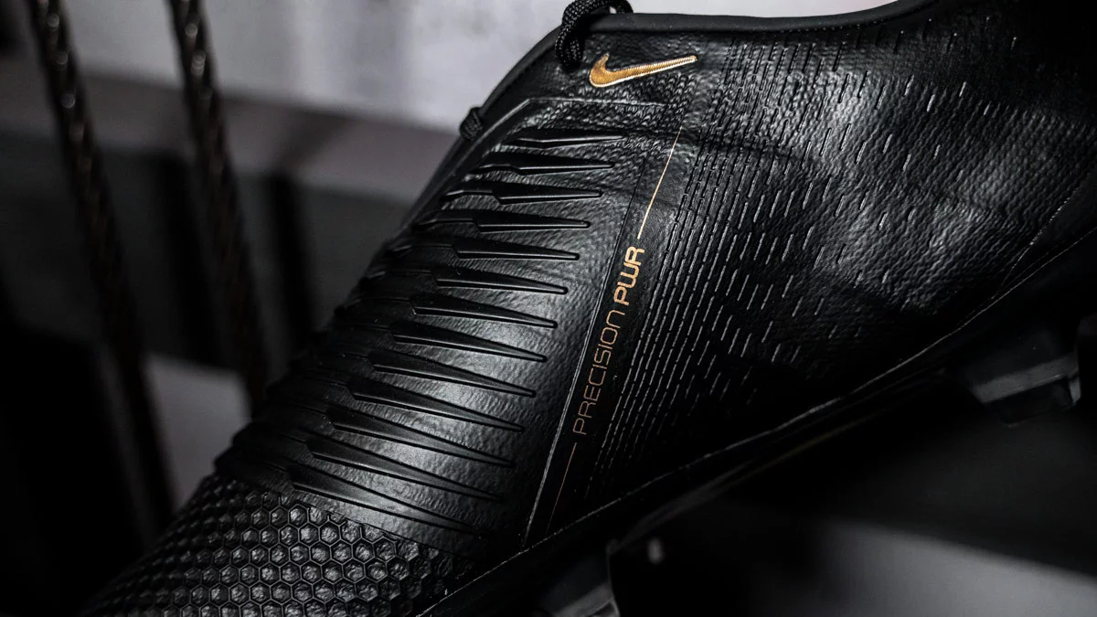 post card botas_futbol_nike_black_lux_phantom_vnm_detalle.webp
