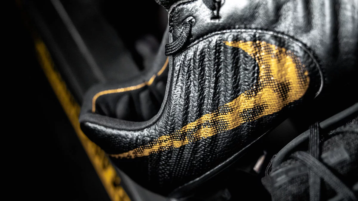 post card botas_futbol_nike_black_lux_tiempo-detalle.webp